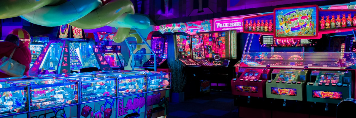 数字沙盘展示电竞比赛实时数据流与战队胜率分析界面